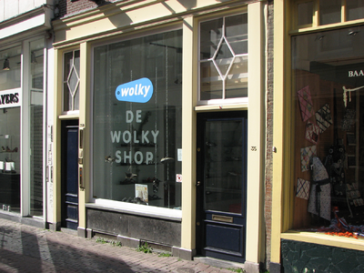 820672 Gezicht op de winkelpui van het pand Lijnmarkt 35 (Schoenwinkel De Wolky Shop ) te Utrecht.N.B. Rond 1890 was in ...